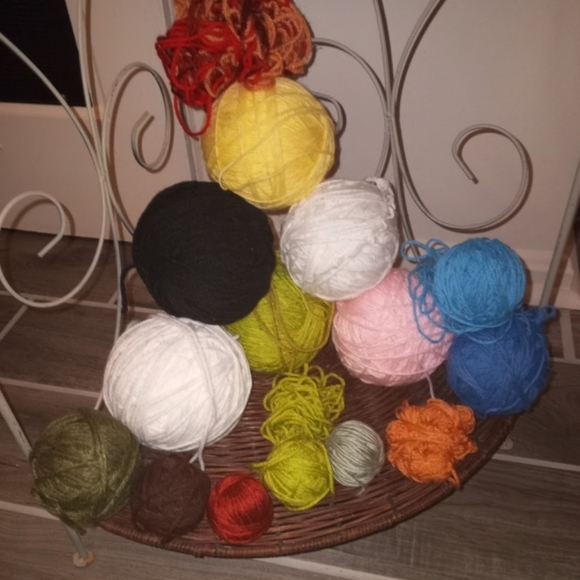 25pc Knittin/crochet yarn assortment with 3 books - Picture 3 of 6